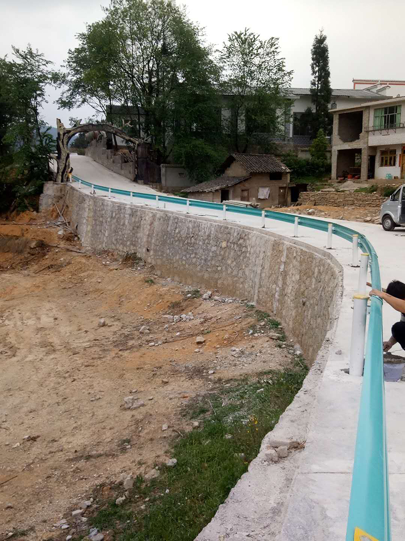 乡村公路安装波形护栏，威雅护栏生产及安装